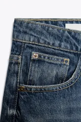 Pantalón de jean celeste de corte amplio, tiro medio, con cinco bolsillos y detalle de costuras torcidas.