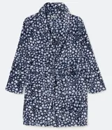 Bata corta de polar con estampado de lunares irregulares, cuello de solapa, manga larga, bolsillos delanteros y faja para atar.