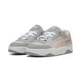 Zapatillas deportivas de estilo lifestyle, color gris con detalles en tonos suaves.
