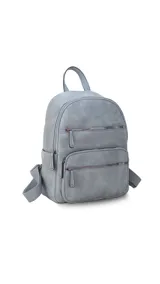 Mochila azul de símil cuero con bolsillos frontales con cierre. Tiene asa de mano rígida y correas regulables con hebillas metálicas.