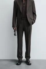 Pantalón de vestir negro de lana, corte recto, con bolsillos laterales y traseros de ojal con botón.