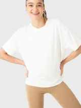 Remera negra oversize de tela fresca y cómoda, con logo pequeño estampado en el pecho.