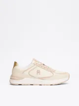 Zapatillas Tommy Hilfiger color beige con detalles en dorado. Confeccionadas en piel con monograma TH en la lengüeta y lateral. Suela de goma blanca y beige.