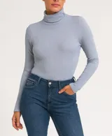 Body color marrón de tejido de punto acanalado, con cuello alto y mangas largas.