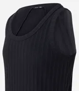 Musculosa negra de media malla con textura acanalada, cuello redondo y corte clásico.