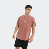 Remera de manga corta color ladrillo con estampa centrada en el pecho que incluye logo y texto en color blanco.