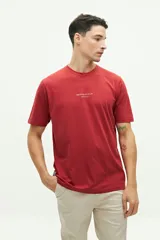 Remera azul con estampado de conchas marinas en la espalda y logo de la marca en la parte superior.