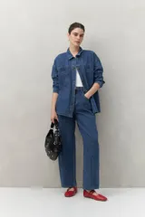 Pantalón de jean azul de corte recto, con tiro alto y bolsillos laterales.
