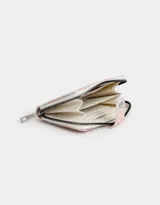 Billetera de cuerina color blanco con estampado de cerezas, frutillas y flores. Tiene cierre circundante y solapa con broche a presión. Cuenta con compartimentos para tarjetas y billetes.