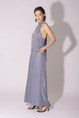 Conjunto de pantalón y top de seda color gris, con cuello halter y corte holgado.