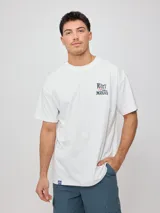 Remera blanca de algodón con cuello redondo y estampado en el pecho con el logo de la marca Rusty y la frase "Mantra".