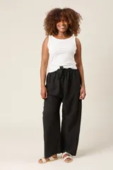 Pantalón palazzo color verde oliva, de tiro alto, con cintura elastizada y lazo ajustable.