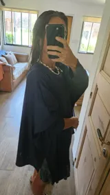 Remera blanca de corte amplio y mangas largas.