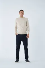 Sweater de algodón con cashmere color beige, de corte clásico, con cuello redondo a la base, puños y dobladillo acanalados y logo bordado en el pecho.