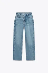 Jeans tobilleros de tiro alto, color celeste claro, con corte recto y cinco bolsillos. Presenta cierre frontal cruzado con cremallera y botones.