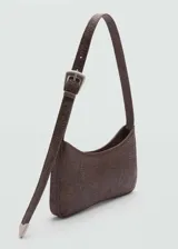 Bolso marrón con textura y estampado floral, con asa de hombro ajustable y cierre de imán.