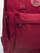 Mochila negra de poliéster con revestimiento de PU, con dos asas de mano y correas ajustables para los hombros. Tiene un compartimento principal con cierre, un bolsillo frontal con cierre y dos bolsillos laterales abiertos.