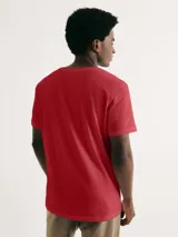 Camiseta de manga corta color rojo con cuello en V.