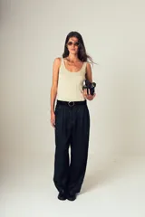 Musculosa de punto color verde militar, con breteles anchos y escote redondo.