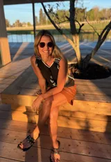 Musculosa marrón de gamuza con bordados blancos en el frente y detalle de flecos en los hombros. Tiene cuello redondo y sisas amplias con terminación de crochet.