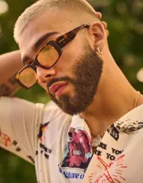 Lentes de sol Hawkers modelo Linda, unisex, con montura rectangular de carey marrón y lentes color salmón.