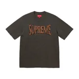 Camiseta negra de Supreme con logo en relieve, de corte clásico y cuello redondo.