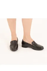 Mocasín de cuero negro con detalle de costuras en el empeine.