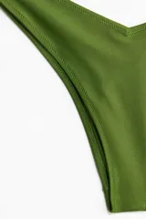 Vedetina tipo colaless color verde oliva, con cintura en V y tiro bajo.