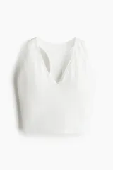 Top deportivo blanco acanalado confeccionado con tejido DryMove™ que ayuda a absorber el sudor. Presenta breteles anchos, espalda nadadora y copas forradas con relleno extraíble. Sujeción media para ejercicio de intensidad moderada.
