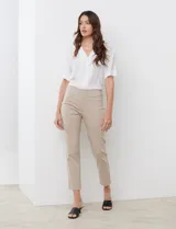 Pantalón de gabardina elastizada color azul marino, marca Ruby Rd. Tiro alto, corte recto, largo al tobillo, pretina ancha, bolsillos delanteros simulados y bolsillos traseros aplicados.