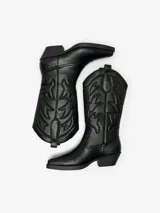 Botas de caña alta color negro, con punta afilada, taco bajo y diseño bordado estilo western.