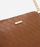 Cartera transversal pequeña color marrón con efecto tressê, cierre de cremallera y correa de cadena larga.