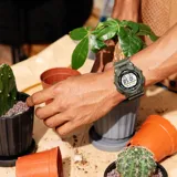 Reloj digital Casio G-Shock GD010-3DR con caja y correa de resina color verde militar. Cuenta con resistencia al agua 200 metros, cronómetro, temporizador, alarma, calendario automático y luz LED.