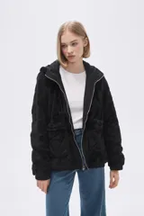 Campera negra con capucha y forro de piel sintética.