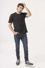 Pantalón jean azul oscuro de corte recto.