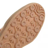 Championes Adidas Gazelle Indoor color rojo con las tres tiras laterales blancas y suela color caramelo.