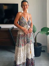 Vestido largo con estampado exclusivo y telas superpuestas, con gran elástico en la cintura y amplia falda.