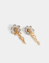 Aros colgantes largos con flores plateadas y hojas doradas de metal, con cierre de tope a presión.