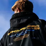 Campera negra con capucha, cierre frontal y bolsillos laterales. Logo de Rip Curl en el pecho y en la manga.