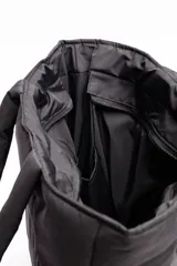 Bolso negro tipo tote bag, acolchado con diseño de cuadrados. Tiene doble asa de hombro y logo estampado en blanco.