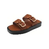 Sandalias marrones con plataforma negra, dos tiras anchas con hebillas doradas y plantilla acolchada.