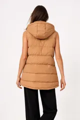 Chaleco puffer negro con capucha ajustable, cierre frontal con botones a presión y bolsillos laterales con cierre.