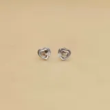 Par de aros tipo caravana con forma de corazón, realizados en plata 925 y con una circonia engarzada.