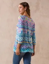 Blusa estampada de seda fría marca Ruby Rd, con cuello redondo y escote en V, y mangas tres cuartos.