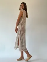 Vestido de playa blanco de crochet con mangas cortas y aberturas laterales.