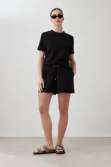 Remera negra de manga corta con cuello redondo.