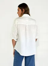 Camisa color beige de lino con mangas 3/4 de crochet.