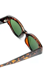 Lentes de sol Eco Shades modelo Bello con montura de acetato biodegradable color carey y lentes verdes de PMMA reciclado.