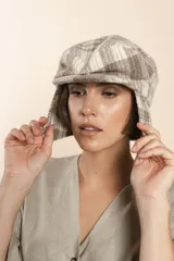 Boina con visera y orejeras, diseño elegante y práctico.