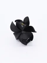 Pinza para el pelo negra con forma de flor de cinco pétalos.